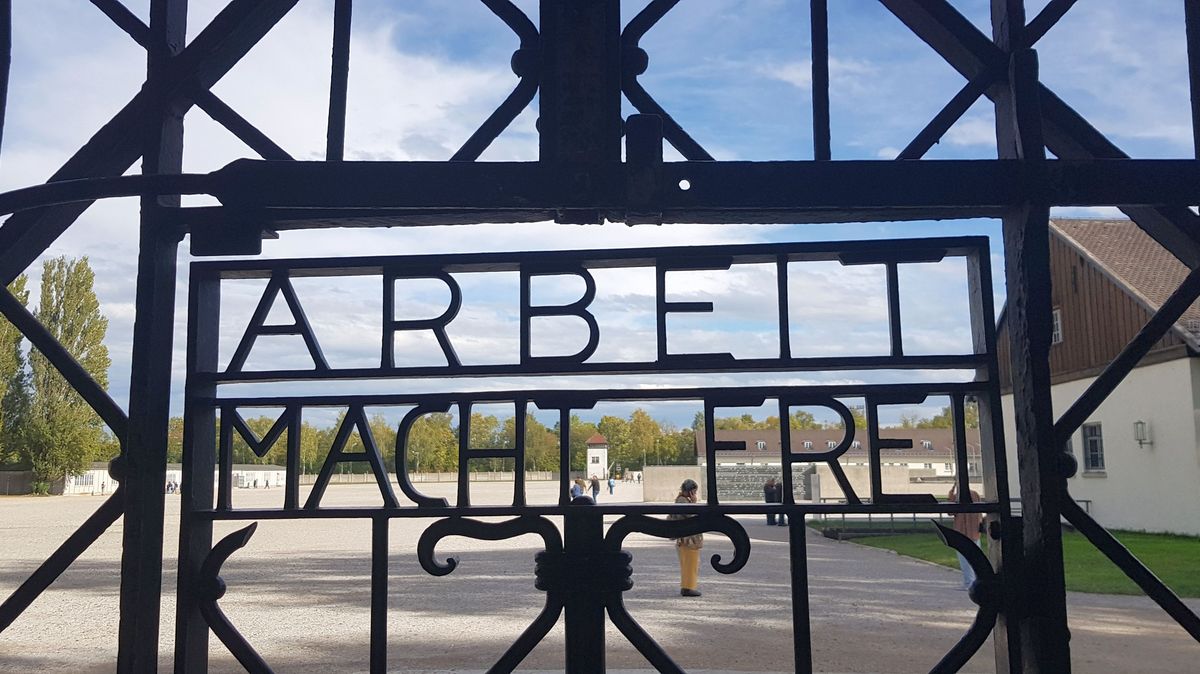 Dachau, pietní místo, kde se mluví polohlasem nebo mlčí